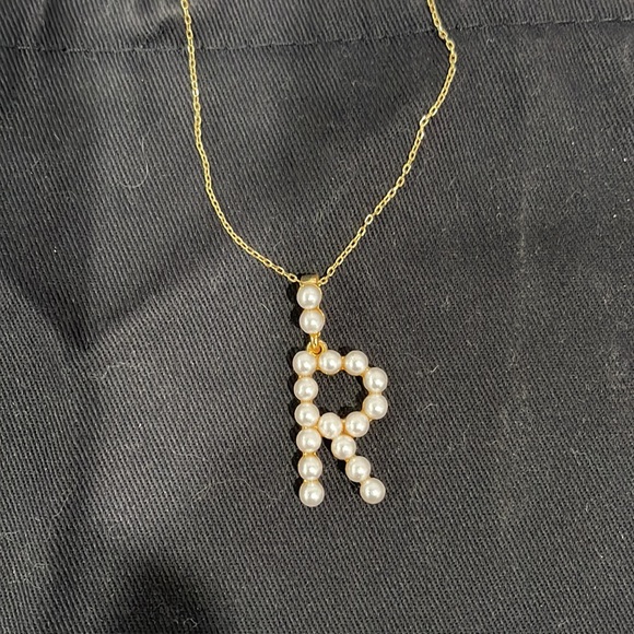 Pearl initial R necklace - Picture 2 of 2